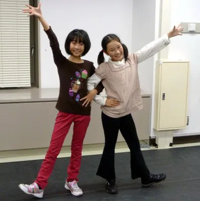 「アニー」2011年公演 オーディションでアニー役に合格した（写真左から）近貞冬奈さん（11）、高地杏美さん（10）
