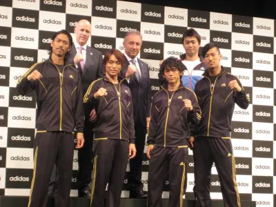 EXILEのAKIRA、TETSUYA、NAOTO、NAOKI（前列左から）。アディダス　ジャパン代表取締役のポール・ハーディスティ、ザッケローニ監督、青木宣親選手（後列左から）