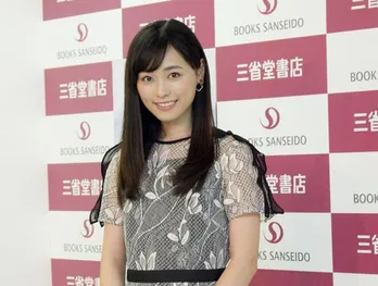 福原遥、井桁弘恵との透明感&“姉妹感”あふれる2SHOTに視線集中!「綺麗なお姉さんと可愛い妹さん」