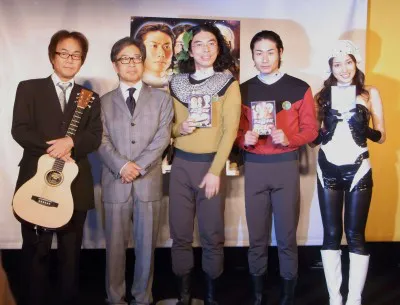 「宇宙犬作戦」の主題歌を歌う藤岡藤巻、出演者の片桐仁、戸次重幸、高梨臨（写真左から）