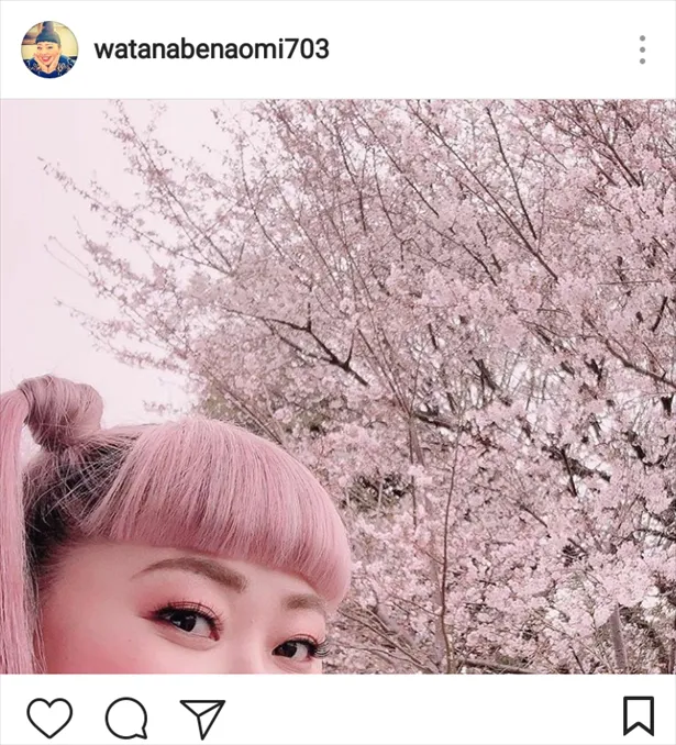 渡米前、“平成最後の桜”をバックに自撮りする渡辺直美。さすがオシャレ番長、髪も桜色
