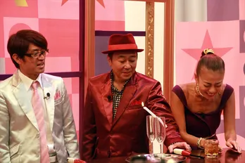 魔法の液体を使って板野友美が艶っぽい演出を披露!