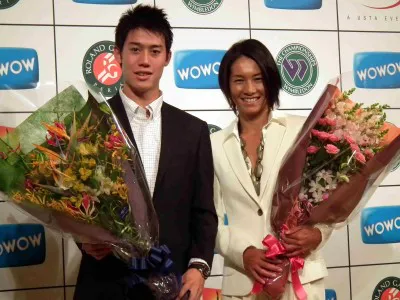ファンからの花束に笑顔を見せる錦織圭とクルム伊達公子（写真左から）