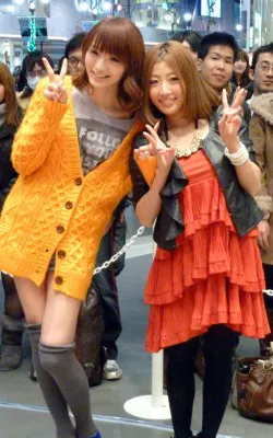 5thシングル「愛しすぎて」リリース記念イベントに登場した佐藤かよ、Tiara（写真左から）