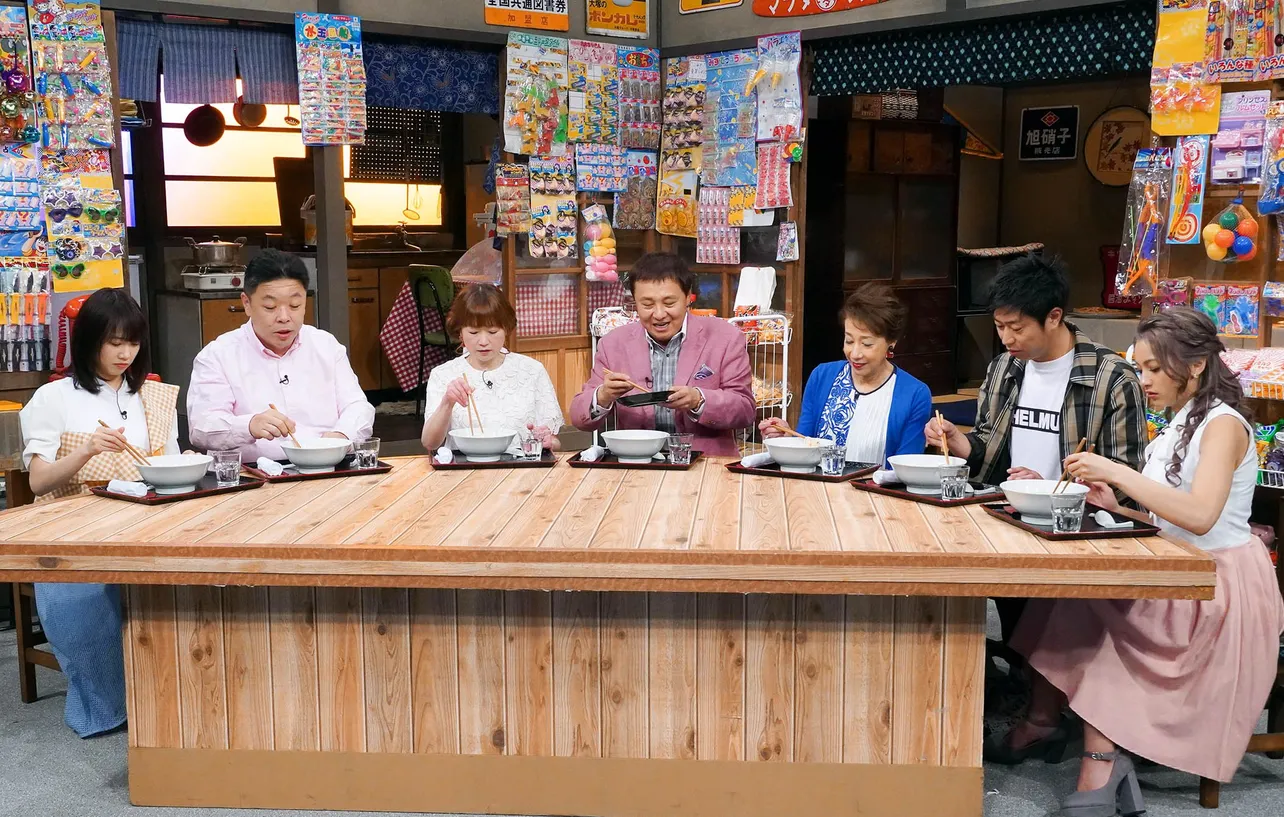 「昭和平成のヒット商品　全部見せます！」で日本の食生活の変遷を紹介。渡辺徹がレシピを考案した高カロリーなラーメンがスタジオに登場する