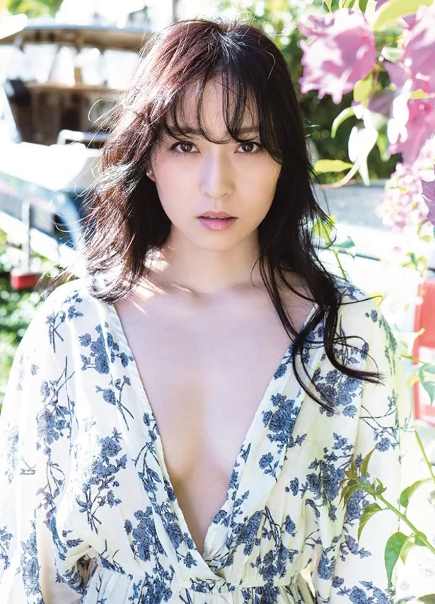 薄井しお里が発売する初の写真集「シ・オ・リ」の表紙カット