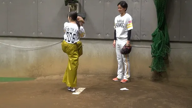 プロ野球開幕戦の始球式に挑戦する今田美桜