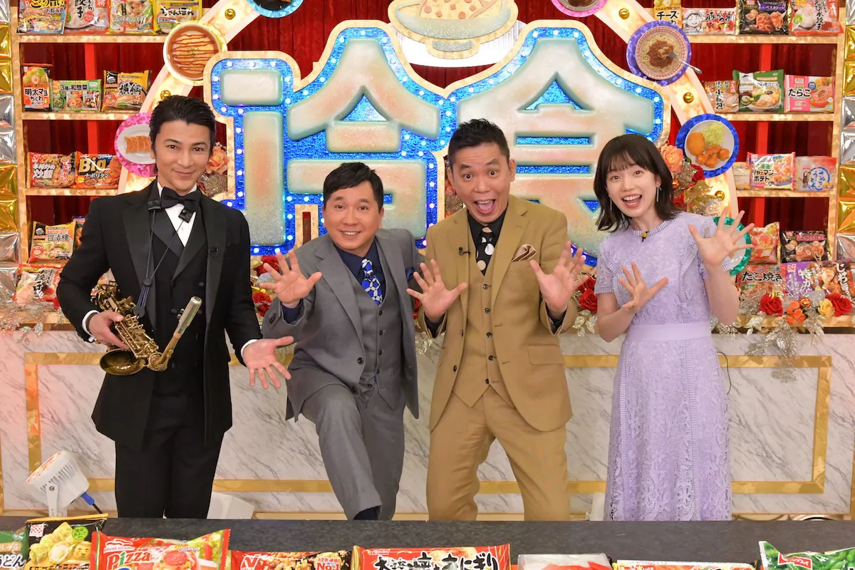 プレゼンターの武田真治、MCの爆笑問題、会場進行を務める弘中綾香アナ(写真左から)