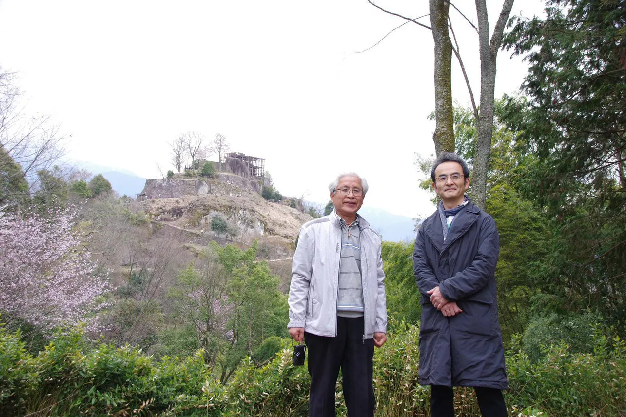 古舘寛治は、苗木遠山史料館調査員の千早保之さんの案内で散策した