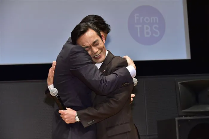 【写真を見る】福山雅治との熱い抱擁に、高橋和也はこの表情！