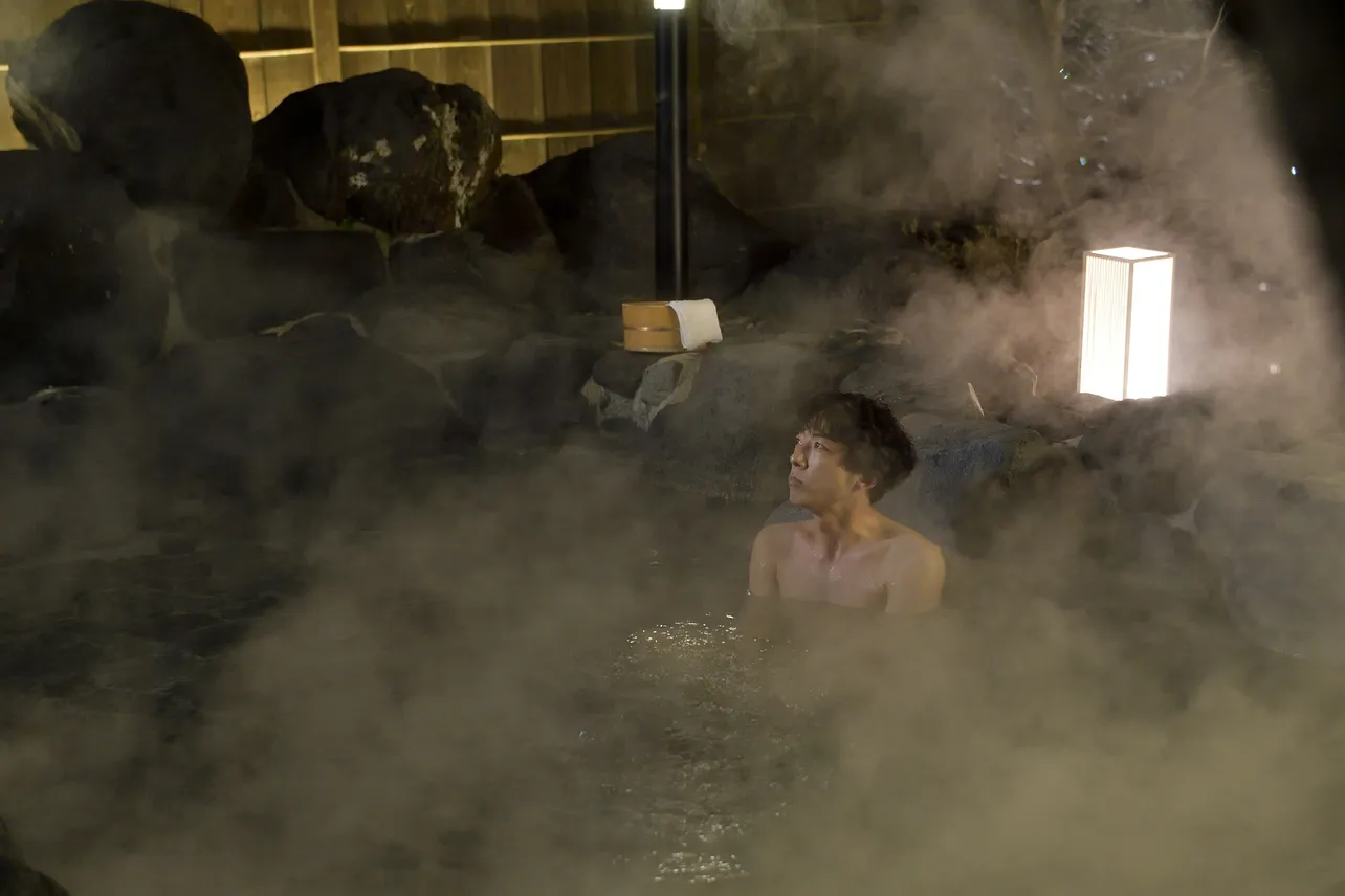 【写真を見る】温泉ならではの太郎(高橋一生)の入浴シーンも！