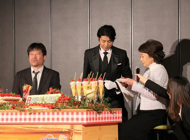 上川隆也が、奥様役の吉行和子にイチゴケーキのサーブを