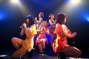 アップアップガールズ(仮)、ファンと共に作り上げた無料ワンマンライブを開催