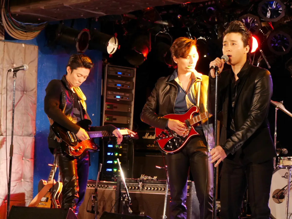 黒い衣装でキメた戸塚祥太、加藤和樹、辰巳雄大がバンド演奏を披露