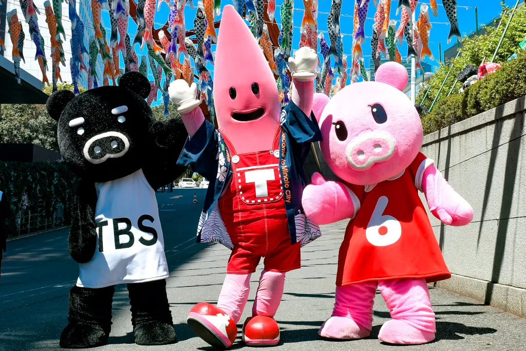 【写真を見る】さんまのぼりの掲揚には、TBSテレビの番組応援キャラクターのBooBoとBoona、東京タワーの公式キャラクター・ノッポン弟も駆け付けた