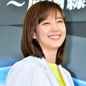 <本田翼>“白衣&メガネ”姿に大反響!「診断されたい…!!」<ラジエーションハウス>