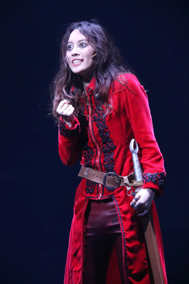 SKE48版「ハムレット」で狂気を装う主人公・ハムレットを演じる松井珠理奈