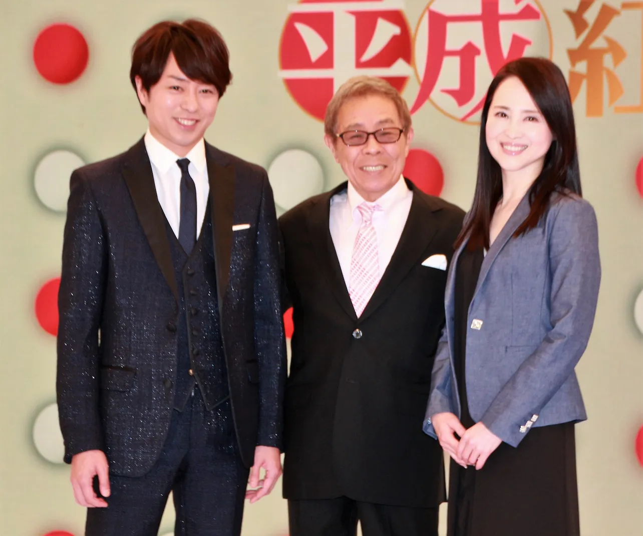 囲み取材に応じた(左から)櫻井翔、北島三郎、松田聖子