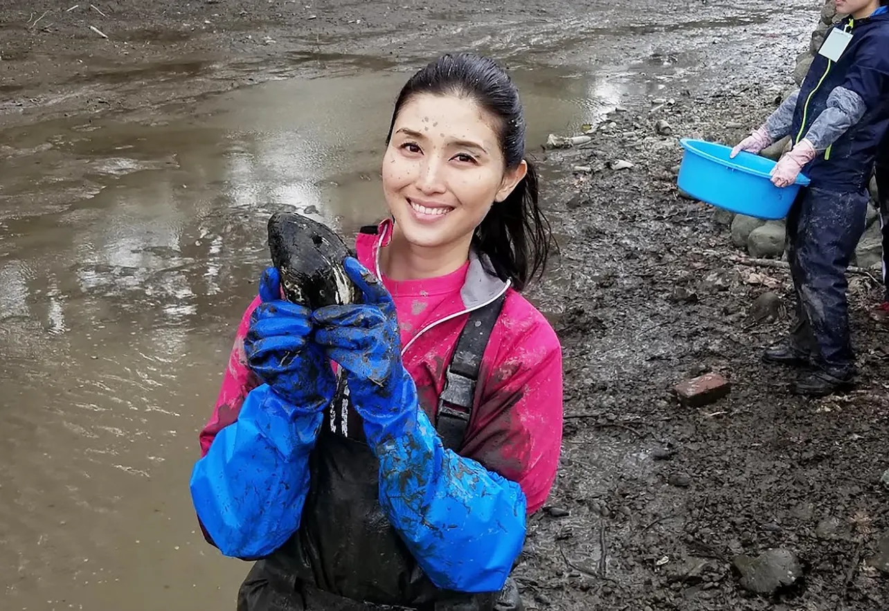 【写真を見る】田中直樹から「大家志津香ちゃんをライバル視しているかも知れない」と言われるほど、果敢に生き物を捕まえようとしていた橋本マナミ