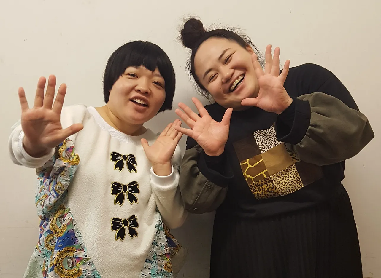 写真左：オカリナ(おかりな) 1984年9月28日生まれ、宮崎県出身。右：ゆいP(ゆいぴー)＝1986年4月28日生まれ、兵庫県出身。NSC東京15期生の二人が2009年にコンビ結成
