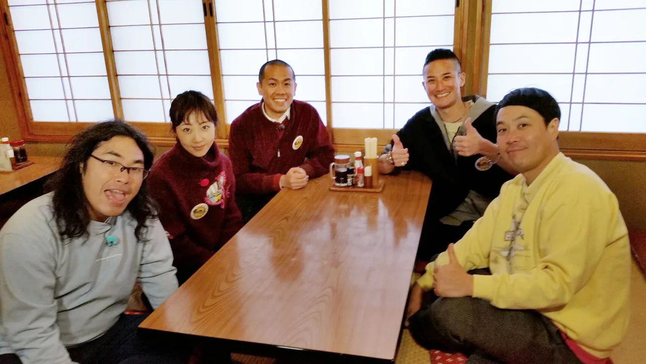 秩父の秘湯を目指して過酷旅を行ったタカ、松岡昌宏、トシ、木南晴夏、中岡創一(写真右から)