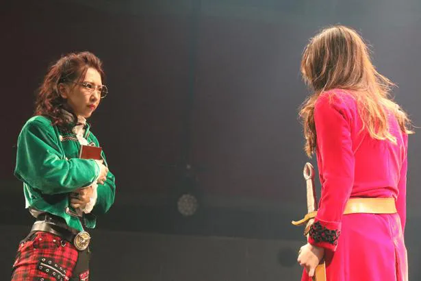 SKE48版「ハムレット」でホレイシオを演じた熊崎晴香(左)