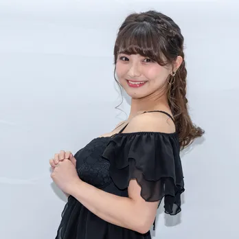 グラドル片岡沙耶、断腸の思いで切り刻んだ“レアカード”