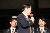 【写真を見る】反応の薄い共演者を不安げに振り返る阿部サダヲ