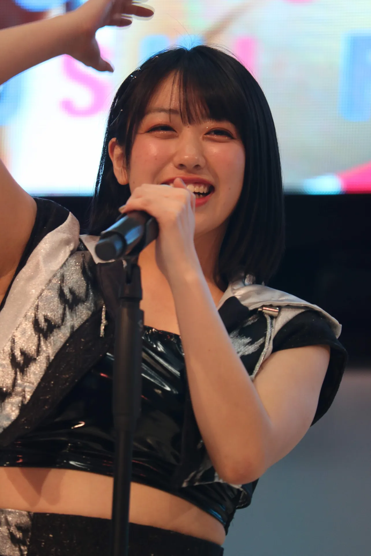 キュートな笑顔で、ファンの声援に応える和田桜子