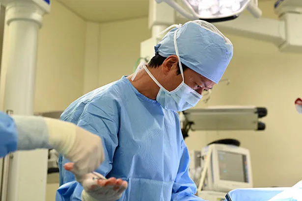 椎名桔平演じる白川泰生は、腕利きの外科医として患者からの信頼も厚い