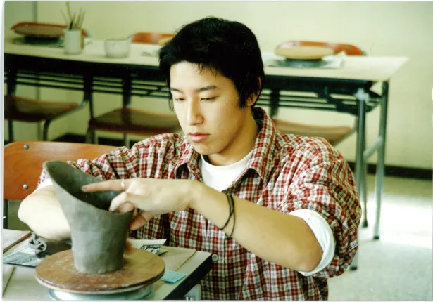 【写真を見る】陶芸の人気講師としてモテていた頃のチョコプラ・長田