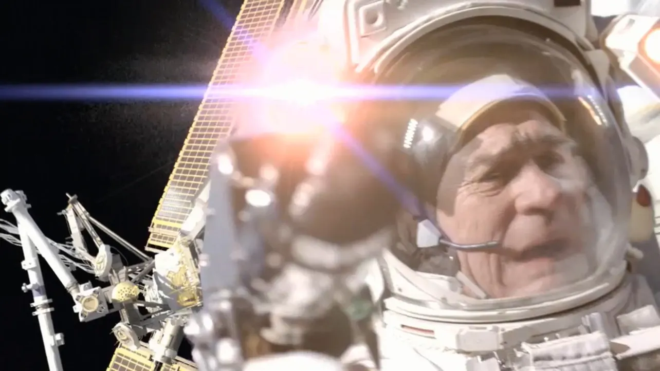 【写真を見る】トミー・リー・ジョーンズが原始人から宇宙飛行士役まで熱演！　平成の「BOSS」懐かしCMカット集　
