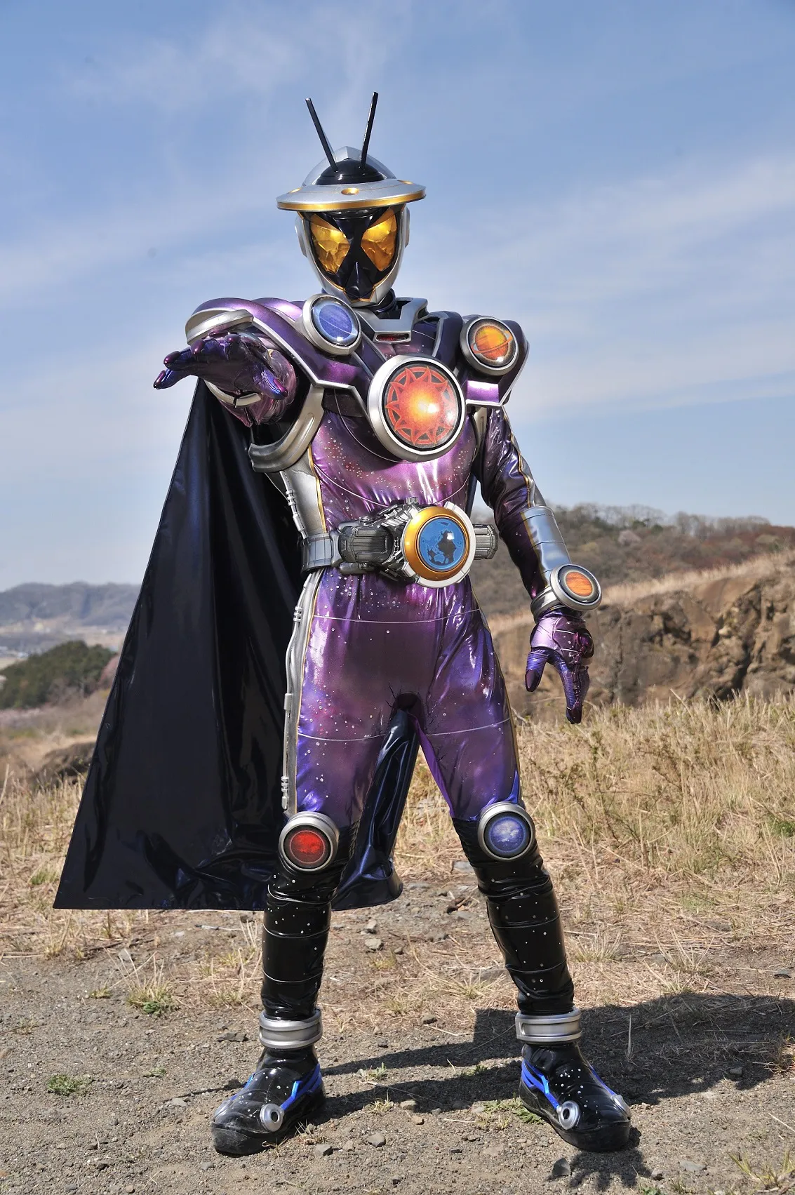 【写真を見る】キバットバットIII世から約10年！　杉田智和が宇宙から来た新ライダー・仮面ライダーギンガの声を担当する