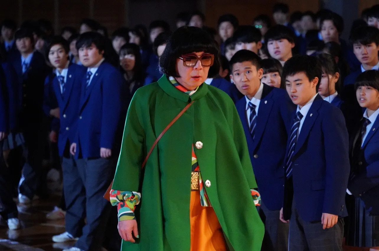 生徒たちが息を飲んだ、原田のぶお(古田新太)の初登場シーン。コートがとってもかわいい