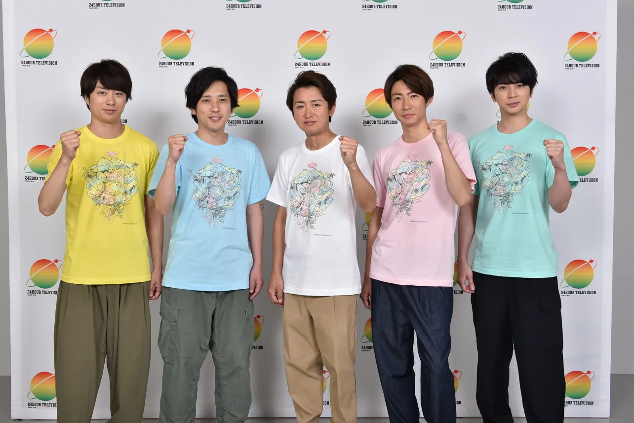 「24時間テレビ42」のチャリTシャツに初めて袖を通した嵐(写真左から櫻井翔、二宮和也、大野智、相葉雅紀、松本潤)
