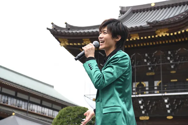 令和元年施行日にデビューを果たす、歌謡歌手の新浜レオン