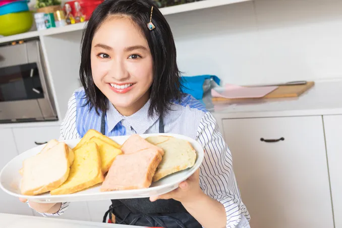 【写真を見る】平祐奈がカラフルなパンを焼き上げる