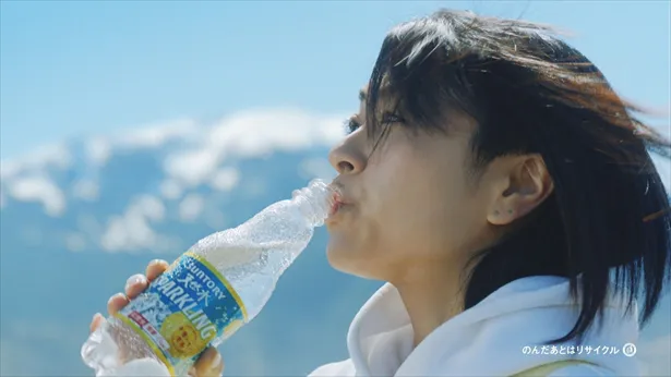 「サントリー 天然水スパークリングレモン」新CM