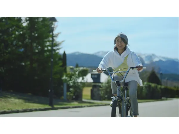 宇多田ヒカルが サントリー天然水 新cmでご機嫌サイクリング Webザテレビジョン