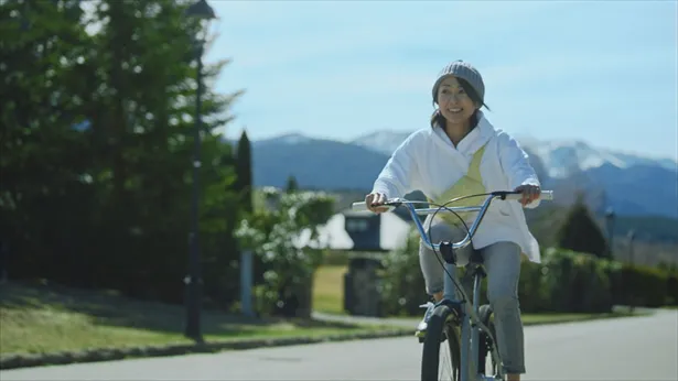 「サントリー 天然水スパークリングレモン」新CMに出演する宇多田ヒカル