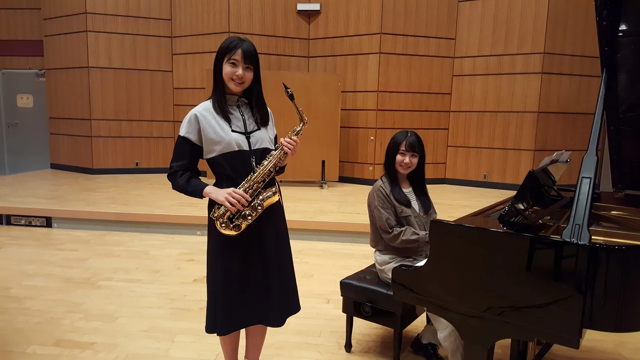 STU48の瀧野由美子と兵頭葵は、サックスとピアノで「亜麻色の髪の乙女」を演奏
