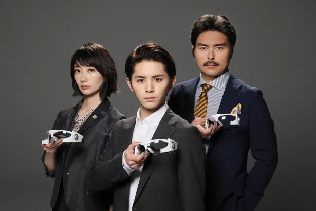 山田涼介(写真中央)、波瑠(同左)、小澤征悦が3きょうだいを演じる“どコメディ－”ホームドラマがスペシャルで帰ってくる