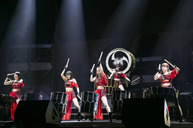 【写真を見る】中央の大太鼓の前に浜浦彩乃が立ち、全員で和太鼓演奏を披露