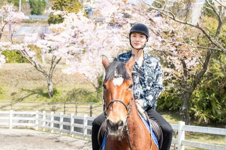 【写真を見る】乗馬はお手のもの！素顔のイトゥクの撮り下ろしが満載