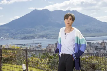 SUPER JUNIOR・イトゥクが日本の名所をひとり旅「鹿児島にカゴシッター(=行きたい)!」