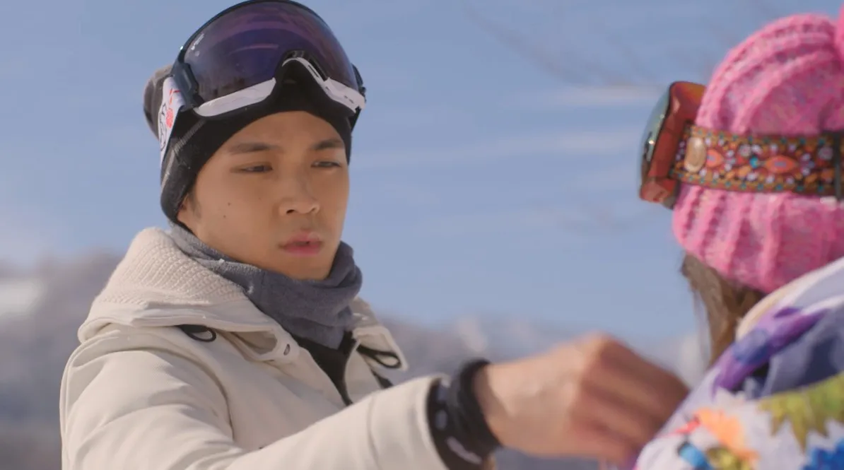 【写真を見る】磯村勇斗が平祐奈の顔についた雪を払う…ツンデレぶりが話題！