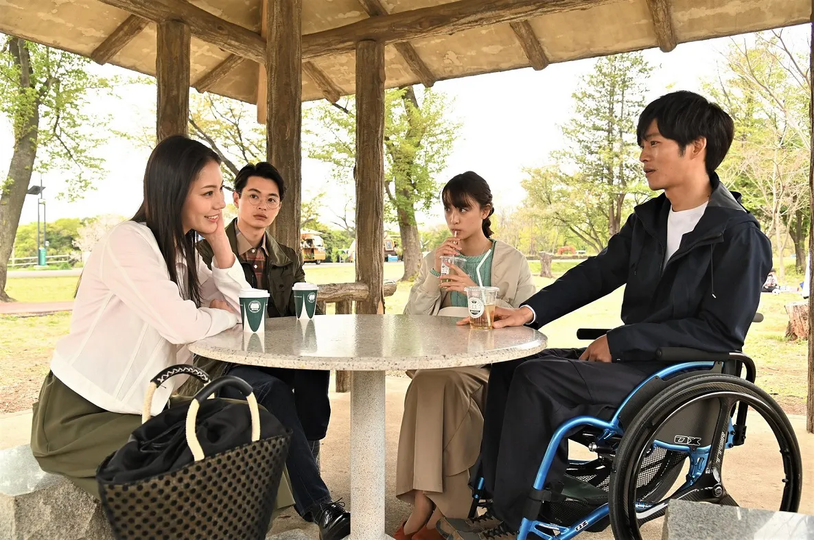 樹(松坂桃李)、つぐみ(山本美月)、是枝(瀬戸康史)、美姫(水沢エレナ)は昔話に花を咲かせる