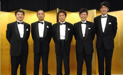会見に出席した山崎邦正、松本人志、浜田雅功、遠藤章造、田中直樹（左から）。