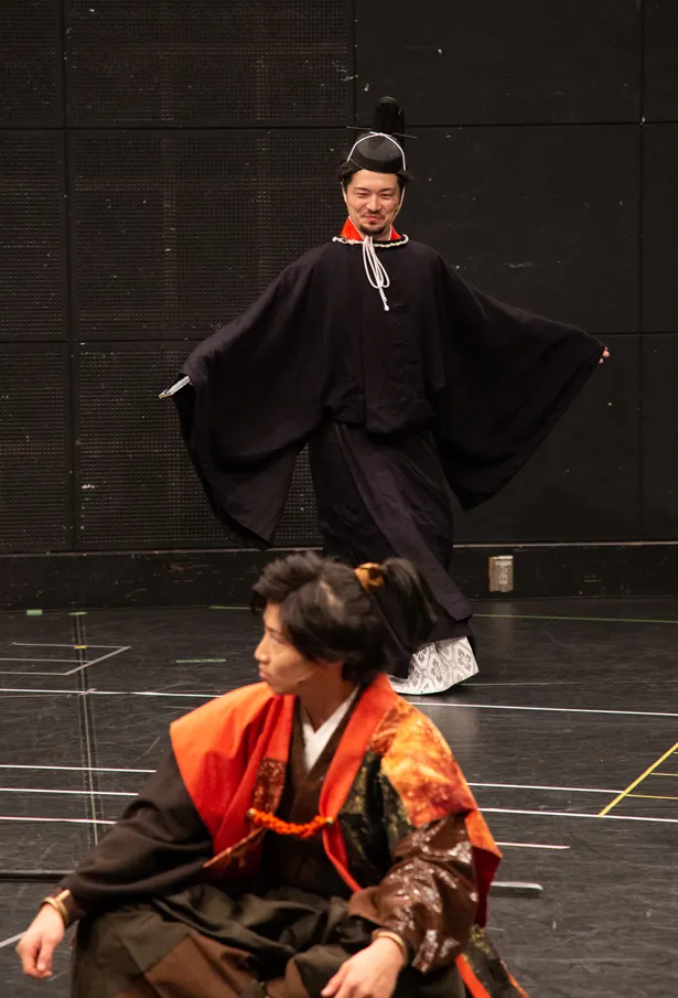 足利義昭を演じる加藤凛太郎(奥)。相変わらず楽しませてくれ、稽古中、見守る演者たちは笑いをこらえていた