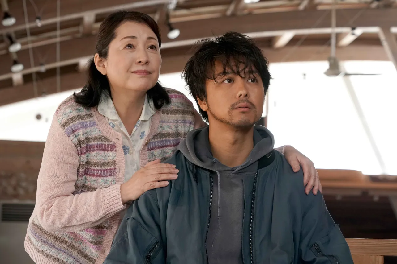 映画「僕に、会いたかった」で主人公・徹を演じるTAKAHIROと、徹の母・信子役の松坂慶子
